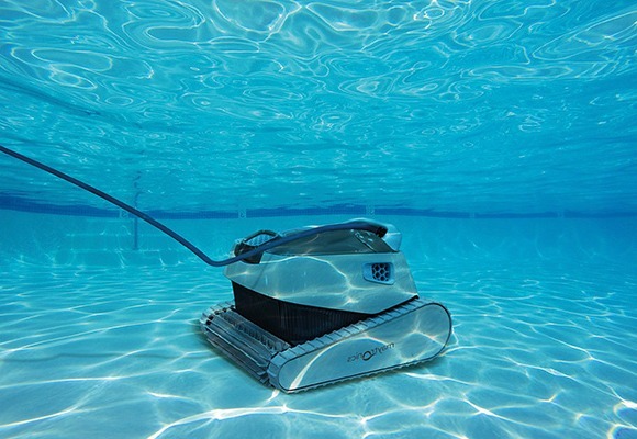 Robot qui nettoie automatiquement le fond d'une piscine